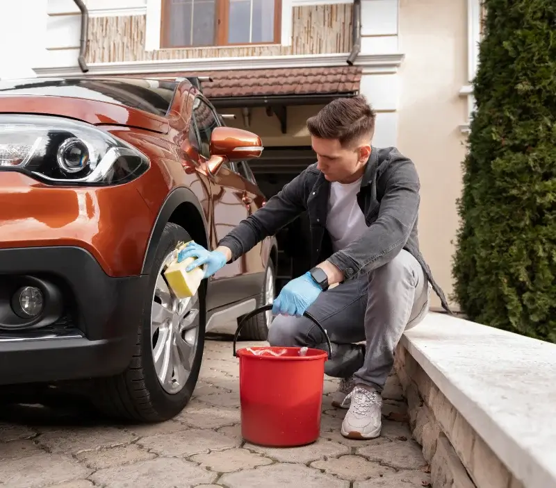 Lavage auto à domicile Saint-Julien-Vocance : professionnel intervenant sur un véhicule